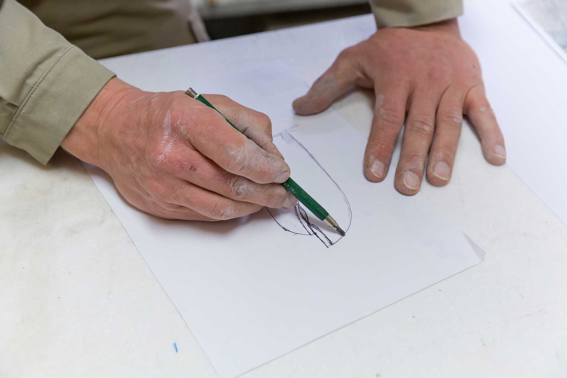 Mann skizziert auf einem blatt Papier
