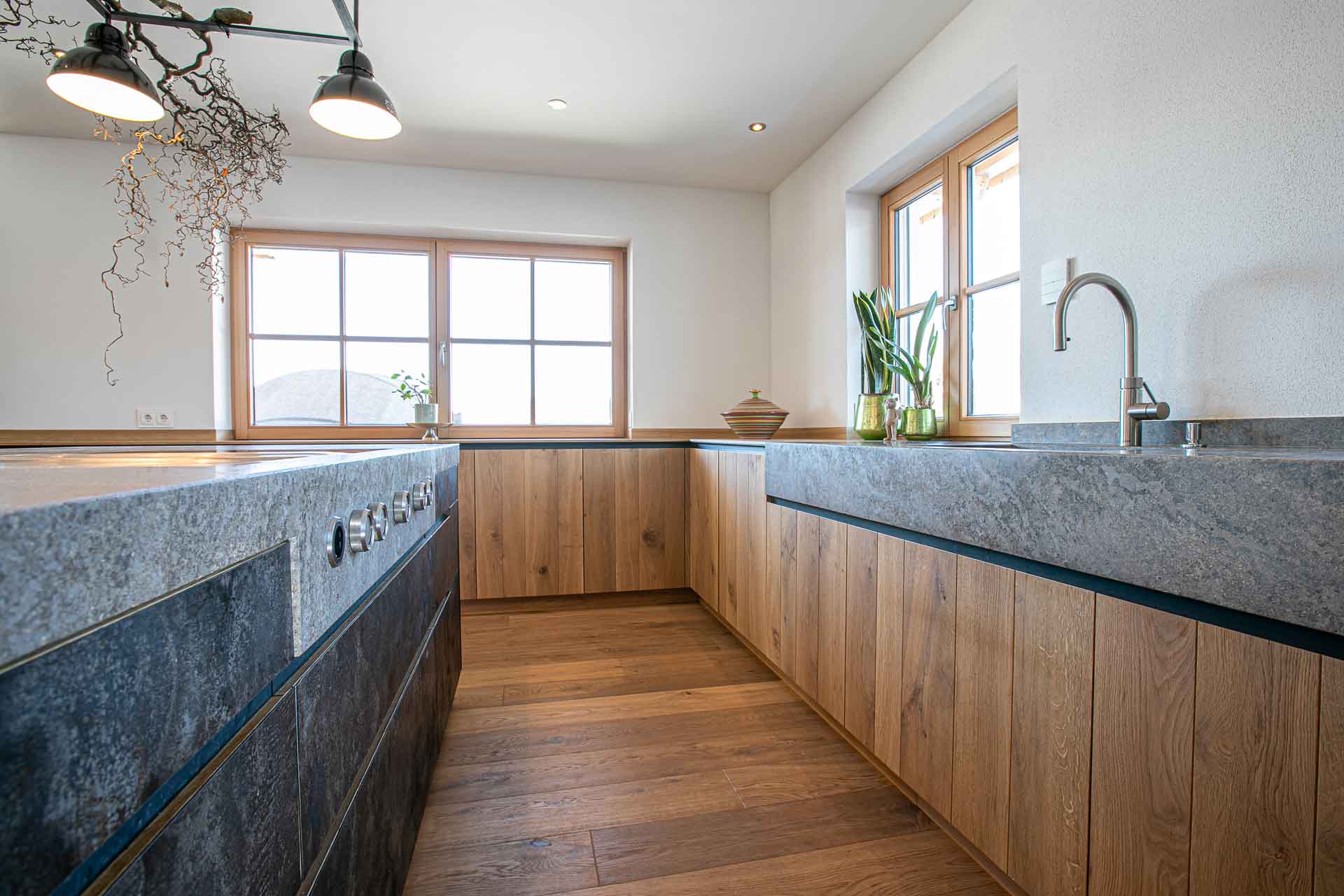 Schöne Küche aus Stein und Holz gefertigt. Zwei Fenster sorgen für viel Licht. Es gibt keinen Fließenspiegel.